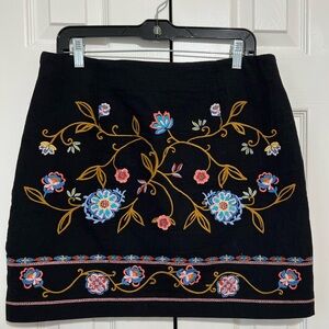 LOFT HEAVILY EMBROIDERED BLACK MINI SKIRT. SIZE 8 VISCOSE/POLY/SPANDEX NWOT